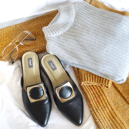 Snuggle weather 💛 featuring my current fav mules from @piacevole.shoes (actually my first mules cause usually I would opt for wedges or platforms) Loving the gold details and it is super comfy too 😍 #steviewears #collabwithstevie #flatlay #mules #localbrand