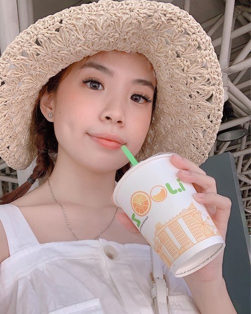 Craving for some fresh juice 🍊Been in love with this @ovspeople hat, you can get it through @zaloraid 💛
.
.
.
.
#exploretocreate #style #orange #zaloraid #singapore #clozetteid #zalorastyleedit