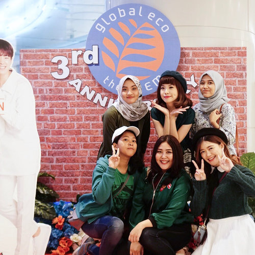 Yesterday at @thesaemid celebrating their 3rd anniversary 🎂 thank you girls for coming!! I had a blast ❤️..Swipe to the last image to see how the girls left me with Seventeen boys 😂 any seventeen fans here? 😉....#tampilcantik #collabwithstevie #clozetteid #steviewears #thesaemid #style