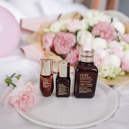 Your skin is your lifetime investment! Been watching how much my parents love this skincare and now my skin loves it too ❤️ these minis are great to carry when travelling too cause @esteelauderid ANR is sos help for tired skin since its sleep in a bottle. #esteelauder #esteeid ....#shotbystevie #style #clozetteid #beauty #skincare #collabwithstevie #estée #anr