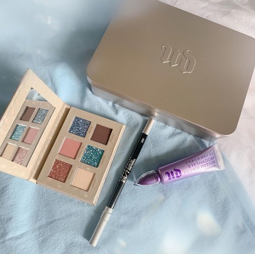 💎 Limited edition3 piece set featuring Stoned Vibes Mini Eyeshadow Palette and two long lasting UD eye essentials. Look up for the pretty lilac look on my story 🥰 
.
.
.
.
#flatlay #makeup #urbandecay #udindonesia #exploretocreate #pastel #love #clozetteid #collabwithstevie #shotbystevie #udstonedvibes #udholiday #eyeshdow