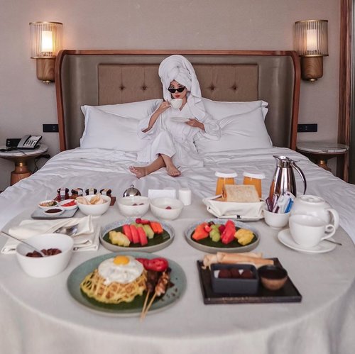 Breakfast in bed at its best 👑! #staycation at @swissoteljkt always bring joy 🥰 can’t wait to be back ☺️..-📸 @priscaangelina .......#photooftheday #ootdfashion #ootd #wiwt #lookbook #ootdstyle #ootdinspiration #lookbookindonesia #fashionblogger #stylefashion #streetfashion #collabwithstevie #streetinspiration #style #potd #clozetteid