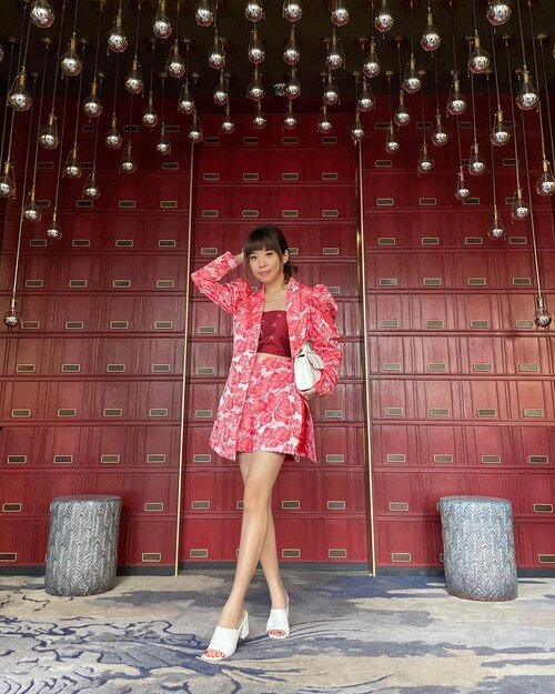 A hearty feast at @shuguoyinxiang @plazaindonesia to celebrate the pre - Lunar New OX Year 🐂 They have private vip rooms equipped with individual pots for you guys who’d like to dine in with your family or loved ones this coming Lunar New Year. 
.
.
.
.
.
.

.
.
.
.
.
#style #fashion #whatiwore #cny2021 #clozetteid #joy #steviewears #red #lunarnewyear #explore #pomelogirls #collabwithstevie #exploretocreate #ootd #love #zalorastyleedit