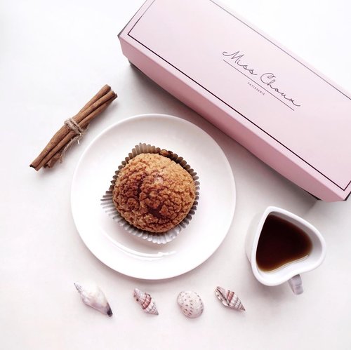 Happy sweet tooth 🦷 spoilt with @misschoux.patisserie !! They have three different flavors: vanilla rum, chocolate vodka and coffee kahlua 🥰 my personal favorite is the chocolate vodka and coffee kahlua !! Freshly made choux with a kick of real liquor in their filling 😍.....#style #shotbystevie #flatlay #pink #choux #sweettooth #clozetteid #stevieculinaryjournal #foodie #yummy
