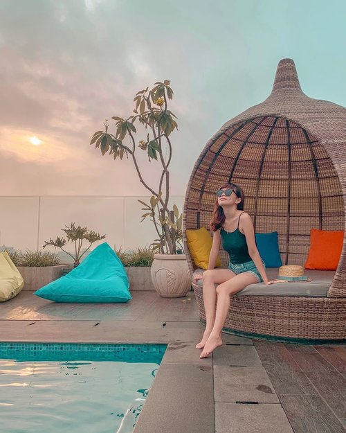 Woke up early to catch the immersive ☀️ rise , though it was cloudy but we got to still enjoy the tranquil moment with a beautiful view of Bandung skyline from @belviuhotel rooftop pool. The hotel location is so strategic ❣️ overall I had a wonderful stay😉 ..-📸 @priscaangelina ...#collabwithstevie #ootd #style #bandung #staycation #lifestyle #pool #sunrise #clozetteid #whatiwore #ootd #swim