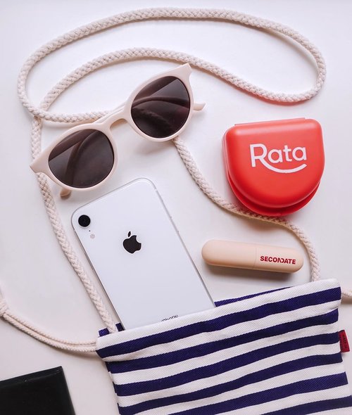 What’s in my bag ❤️#ESSENTIALS .- Phone .- Wallet .- Sunnies .- @rata.id .- @secondatebeauty PICNIC 🧺....-Will be staying indoor more often, so you’ll be seeing more #flatlays coming up 🥰❤️ anyone miss it’s comeback ? ....#style #whatiwore #liptint #beauty #clozetteid #style #whatisinmybag #exploretocreate #sonyforher #shotbystevie