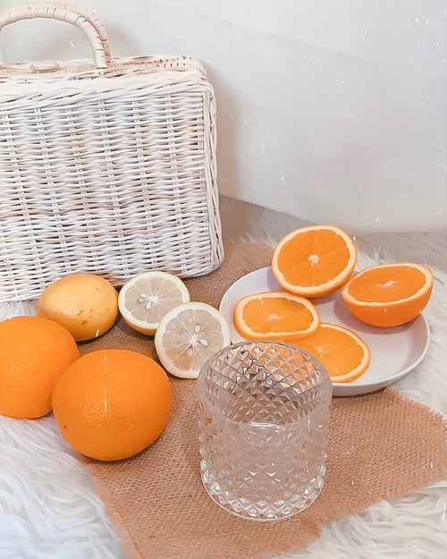 Get your daily Vitamin C booster 🍊🍋 .. ..#style #orange #exploretocreate #minimalist #minimalisthome #shotbystevie #clozetteid