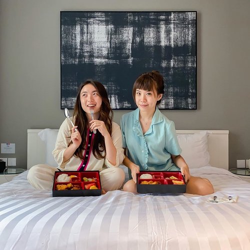 Rise and shine sleepy head ! Don’t skip your breakfast 🥛🍯🍳 Here’s one from @ashleysabangjkt Ashely Suite room, we had a splendid night binge watching Netflix cause the room is equipped with smart tv which has Youtube and Netflix facility 🥰....#staycation2020 #staycation #pajamas #breakfastinbed #exploretocreate #explore #jakarta #style #collabwithstevie #clozetteid #happy