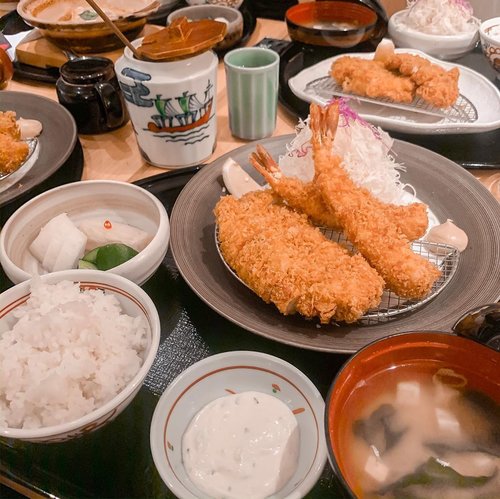 Scrumptious Lunch !! Don’t forget to grab lunch people 😋 Yesterday, I tried @katsutoku.id Shrimp and Pork Sirlion katsu set the portion is huge for me, this would be enough for two 🥰 everything is so fresh and yum! Although it may look deep fry but don’t let it fool you, it’s not greasy at all 👌🏻
.
.
@katsutoku.id is not a new name in the katsu chain in town , they have their first branch at The Plaza Senayan and now they opened their second store at @plazaindonesia ❤️ A much more visible location compared to the one in senayan which is kinda hidden 😝.
.
.
.
.
#foodie #yum #love #japan #japanesefood #stevieculinaryjournal #katsu #clozetteid