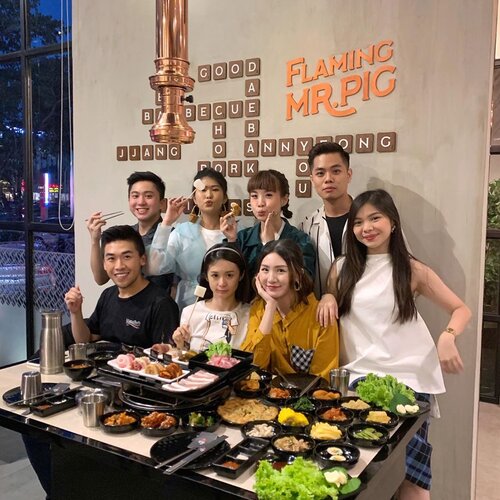 #throwback to our hearty ayce dinner at @flamingmrpig 🐷 food was amazing, perfect ambience and generous 반찬  ban chan ❤️ they got lots of different meat flavors but my favorite are the spicy and miso. A K-BBQ lover? I would totally recommend you to try it out 🥰 will be back soon! .....#stevieculinaryjournal #food #yum #style #kbbq #clozetteid #foodie #yummy