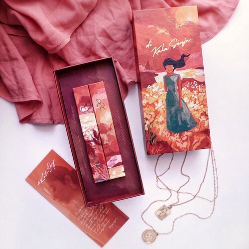 Di Kala Senja 🌅 by @rollover.reaction x @putrimarino . A beautiful collaboration enhancing and embracing the warmth of sunset with their new Chunky! Lip And Cheek Crayon shades Kala and Senja. Packaging beautifully illustrated by @rachelajeng ❤️.....#dikalasenja #flatlay #shotbystevie #collabwithstevie #makeup #lipstick #style #clozetteid #warm #localbrand #rolloverreaction #tampilcantik