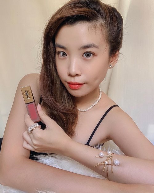 Don’t you just love YSL lipsticks ❤️? Cause I really do! Can’t never get enough of them. Tatouage Couture and Rouge Pur Couture The Slim are my favorites from YSL Beauty, thanks to their lightweight formula and of course, signature scent. In frame wearing Tatouage Couture matte stain 16 (beautiful mauve rose colour) And I have a good news for all of you - #YSLBeautyID is currently having a super exclusive promotion of BUY 2 GET 1 Lipstick! This exclusive 7-day offer starts from 18-24 May 2020 and you can shop the products now via Whatsapp at 0815 1555 2555. Go and grab them ASAP! #YSLBeauty....#lipstick #beauty #exploretocreate #makeup #collabwithstevie #whatiwore #wakeupandmakeup #style