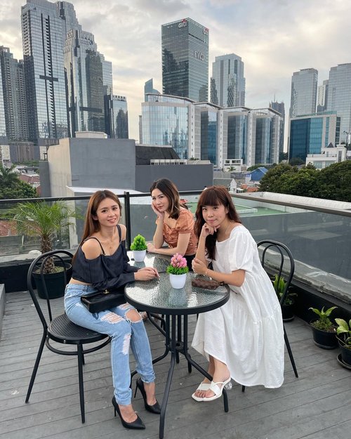 Once upon a sunset by the rooftop ❤️✨ #unfiltered sky that makes my heart skip a beat every time. 
.
.
📍 @odinjkt .
.
.
.
.
.

.
.
.
.
.
.
#ootdfashion #explore #wiwt #exploretocreate #style #whatiwore #ootdinspiration #friends #fashionblogger #ootd #streetinspiration #zalorastyleedit #clozetteid #steviewears #stevieculinaryjournal #fashionpeople