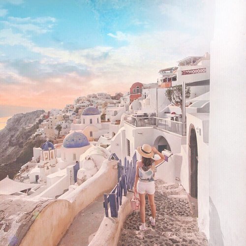 If only we can get to see the magnificent painting of Sunset everyday !! 😉 p.s: they sky wasn’t this dreamy when I visited so thanks to photo editing tools I can still have my beautiful sunset 🌅 at Oia ❤️ ........... #셀스타그램 #팔로우 #오오티디 #패션 #데일리 #일상 #데일리 #whatiwore #tampilcantik #lookbook #ootdmagazine #ggrep #exploretocreate #stylehaulfam #clozetteid #Greece #collabwithstevie #styleinspo #style #pursuitofportraits