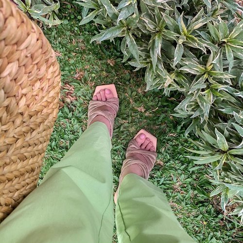 Happy Sunday ☀️ Have a strong hold and don’t be swayed easily! Be planted, rooted and blossom 🍃 .
.
.
#steviewears #style #exploretocreate #green #grass #clozetteid #fashion #localbrand #fromwhereistand #collabwithstevie