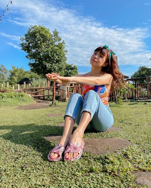 Sun kissed days ☀️ feeling the Summer vibes calling 📞 
.
.
.
.
📸 @priscaangelina .
.
.
.
.
.
.

.
.
.
#exploretocreate #exploreindonesia #girrafe #clozetteid #staycation #vacation #holiday #happy #shotoniphone #tamansafari #tamansafariprigen #melissagirls #melissagirlsclub