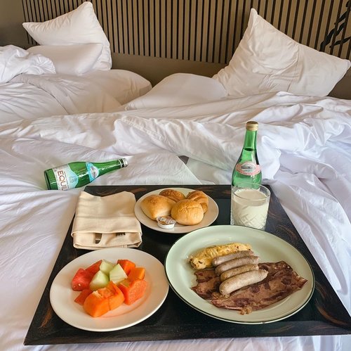 Which team are you, Breakfast in bed or buffet breakfast? 🥞🍳🥛📍 @pullmanciawivimalahills .....#throwback #clozetteid #love #exploretocreate #style #staycation