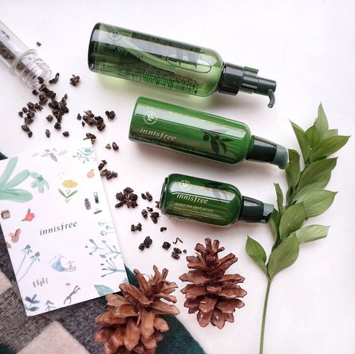 🍃🍵 Introducing @innisfreeindonesia renewed #greenteaseed collection series ❤️ we’ll be celebrating Innisfree first anniversary too at their event at @centralparkmall from 3-8 April 2018 this week! .
.
.
-
See you tomorrow at the event~ don’t miss out all the special offers limited only during this event. .
#innifriends #innisfree #innisfreeindonesia #flatlay #clozetteid #greentea #skincare #shotbystevie #collabwithstevie #happyinniversary #beautygreentea