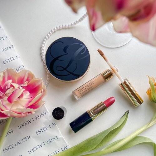 Nothing works like a mood booster like make up does 💕 ....#exploretocreate #flatlay #makeup #esteelauder #esteeID #shotbystevie #style #beauty #clozetteid