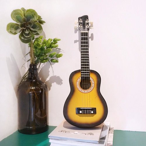 Planning to pick on a new hobby 😉 ukulele, maybe? ...#shotbystevie #clozetteid #ukulele