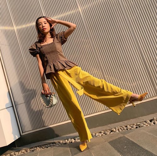 Meet my new bestie ☀️ Golden hour !! Tap for #steviewears #deets wrapped in @shopblackribbon top and @pomelofashion pants for a pre fall🍁 hue 😉
.
.
.
.
.
.
.
. .
.
.
.
.
.
.
.
.
.
.
. 
#style #collabwithstevie #beauty #clozetteid #ootd #whatiwore #exploretocreate #zalorastyleedit #lifeofadventure #chasinglight  #shotoniphone #wanderlust #artofvisuals #trypomelo #sun #goldenhour #fashionpeople