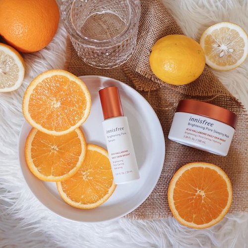 Vit C overdose 🧡🍊 New @innisfreeindonesia Jeju Hallabong Daily Skin Bright Brightening Pore Serum and Brightening Pore Sleeping Mask ✨ been trying out the serum and I feel my skin is liking it! Will show you on my #skinupdate within two weeks of use 🌟 hopefully it’ll help fade away my discoloration 🥰....#abcdailyserum #allblemishcare #innisfree #innifriends #style #flatlay #shotbystevie #collabwithstevie #clozetteid #explore #orange #skincare