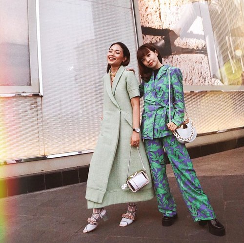 Coincidentally twinning in green with my girl crush 😍 Last Saturday supporting @ayladimitri  for her walk for #LazadaxJFW2020 #StyleSpaceElevashion - showcasing amazing different collections by 11 talented local brands 🇮🇩 always excited to see all the diverse styles and unique designs. Really enjoyed the show, all the collections are available on @lazada_id @lazstylespace #LazadaID @_withintention_ #StartwithINTENTION #TemanAyla #style #whatiwore