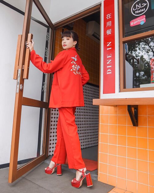 👋🏻 Hey! What’s up? Counting days to the upcoming Lunar New Year 🧧 here’s another pick for the festive occasions filled with yummy food ! Wearing this beautiful red embroidered blazer🧵 look at that details on the back ❣️ it will hide your food belly perfectly 😉. Their #cny collection is also available online 😍
.
-
Tap for #steviewears #deets 
Blazer @gaudiclothing.id .
Pants @gaudiclothing.id .
Heels @publicdesire . .
.
.
.
.
.
.
.
.
. 
#styleblogger #beauty #ulzzang  #lifestyleblogger #fashionpeople #fblogger #패션모델 #블로거 #스트리트스타일 #스트리트패션 #스트릿패션 #스트릿룩 #스트릿스타일 #bestoftoday #exploretocreate #collabwithstevie #clozetteid #gaudiootd #style #ootd #styleguide #fashionblog #fashiondaily