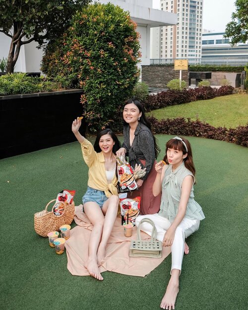 Setting up our home #picnic 🧺🍎 ........#ootd #style #whatiwore #steviewears #stayhome #girls #friends #exploretocreate #styleinspo #zalorastyleedit #joy #love #fashionideas #lookbookindonesia #fashion #pose #clozetteid #quarantinelife