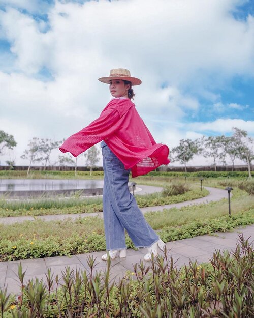 Everyday mantra: I will focus on what makes me happy . ( Yes, you reading this ! You deserve to be happy as everyone else so stop killing joy with comparison 💕) 
.
.
.
-
📍 @mercurejktpik .
📸 @priscaangelina .
.
.
.
.
.
.
.
.
.
#ootdfashion #explore #wiwt #steviewears #exploretocreate #style #whatiwore #ootdinspiration #pink #fashionblogger #ootd #streetinspiration #clozetteid #ootdindo #fashionpeople #zalorastyleedit