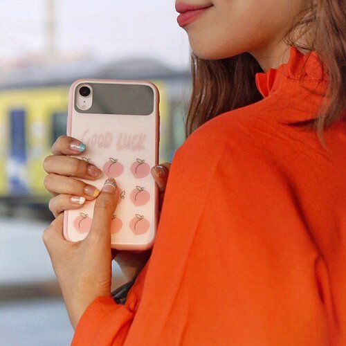 🍀 Sending Good luck vibes ! Featuring my nails by @ollabeauty.id and my cutie 🍑 case from @shopatsprinkle ......#exploretocreate #iphone #iphonecase #nailart #beauty #clozetteid #style