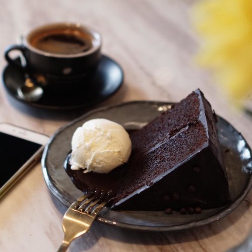 Yeay! It’s finally weekend ❤️ mouthwatering chocolate cake in frame. ......#clozetteid #style #shotbystevie #foodie #yummy #sweet #exploretocreate #chocolate #stevieculinaryjournal #sweettooth