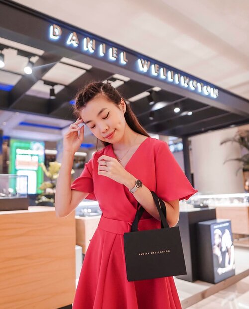 Loving the re-opened Daniel Wellington store at @plazaindonesia  with the latest concept at level 2! 😍 @danielwellington has launched the ‘Love Yourself’ campaign this month in honour of women’s achievement with a special 10% off on the selected collection.. Don’t forget to mention my code “Steviie15” to receive extra 15% off during your visit at any DW Indonesia retail stores! This offer is valid for online purchases through their webstore too #DanielWellington #DWinID #DWIndonesia” Offer ends 19th March 2020
.
.
.
.
.
-
📸 @priscaangelina .
.
.
#sonyforher #style #whatiwore #steviewears #clozetteid #ootd #fashion #zalorastyleedit #love #exploretocreate #collabwithstevie #outfitinspiration