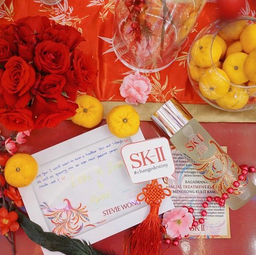 This flatlay is too cute to be true! Made even more Instagramable with these cute props and of course the enchanting SKII Facial Treatment Essence limited edition bottle ❤ previously the SKII brand  Dominique shared with us that this FTE helps to nourish and moisturize our skin even in the morning after waking up and no more cracky skin😍❤ would really love to try incorporate this SKII FTE into my skin care routine to make my new year's resolution of having an even better skin conditon come true❤❤❤ cause every morning when I woke up I felt my skin felt extra dry so after hearing Domi's story I would love to try it😍❤#SKII #changedestiny #SKIIGifts #SKIICNY_ID #wanitaphoenix #ClozetteID ....... #styleblogger #vscocam #beauty #ulzzang  #beautyblogger #fashionpeople #fblogger #blogger #패션모델 #블로거 #스트리트스타일 #스트리트패션 #스트릿패션 #스트릿룩 #스트릿스타일 #패션블로거 #bestoftoday #style #makeupjunkie #l4l #skincare #makeup #flatlay