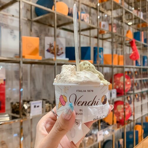 Want (Re: NEED) Ice cream 🍦 @venchi_id ...#icecream #sweettooth #exploretocreate #shotoniphone #handsinframe #clozetteid #love #venchigelato