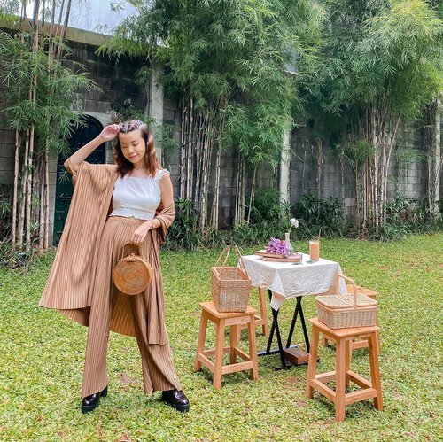 In frame: Feel the breeze 😝 (reality its burning hot 🥵) Wearing the whole matching pleats set from @shopatvelvet .
.
.
.
.
. .
.
.
.
.
#sonyforher #streetstyle #style #whatiwore #steviewears #clozetteid #ootd #fashion #shopatvelvet #love #exploretocreate #collabwithstevie  #outfitinspiration