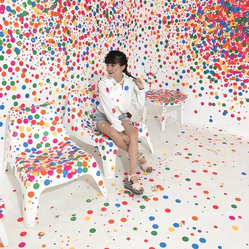 💛❤️💕💛❤️💕 my happy place !
.
-
Still can’t get over @yayoikusamas Life is The Heart of a Rainbow installation 🌈 this i favorite installation: The Obliteration Room 💕
.
.
.
-
Head over to steviiewong.com for some tips you better know before visiting the museum 😉 .
.
.
.
.
#ggrep #art #yayoikusama #clozetteid #style #colourful #dots #braids #iphoneonly #style #whatiwore #ootd #steviewears