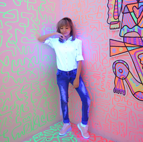 Enjoying some time at the pop up art installation #PIP #PlayInProgress ! #Art just had its way to speak to me not in words but through colours ❤️🎨I live a world so dull that without art its just eh 🌏
.
.
.
.
.
.
.
-
@elleindonesia @elleboutique @mltrparis @elletimeindonesia 
#EllexMolitor #ParisianAnywhere #style #ELLEBOUTIQUExELLEINDONESIA #ELLEBOUTIQUE #ELLEBOUTIQUEINDONESIA
.
.
.
.
.
.
.
.
.
.
.
. .
.
.
.
.
.
.
.
.
.
.
. 
#styleblogger #vscocam  #ulzzang #fashionpeople #fblogger #blogger #패션모델 #블로거 #스트리트스타일 #스트리트패션 #스트릿패션 #스트릿룩 #스트릿스타일 #bestoftoday #cgstreetstyle #ggrepstyle #ggrep #ootdindo #lookbookindonesia #bblogger #clozetteid