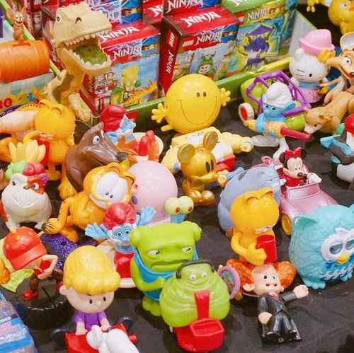 Toys and Games lovers? ❤️❤️❤️ head over to @colony.co.id #InovasiBCA #colonycollectionmarket they'll be there till today! So don't miss out.. many great sales await~ 💸💸💸 .
.
-
I'll update on my fun experience at the event soon on my blog, for the moment you can read my other posts by clicking on direct link on my bio❤️.
.
.
.
#vsco #vscocam #potd #garfield #blogging #cutenessoverload #jj #jakarta #cute  #패션모델 #블로거 #스트리트스타일 #스트리트패션 #photography #toys #blogger #fblogger #fashionstyle #indofashionpeople #fashionblogger #streetstyle #streetfashion #styleblogger  #dailylook #clozette #clozetteid