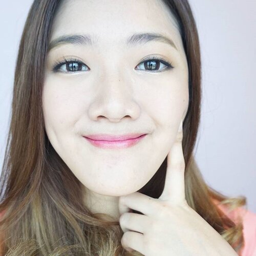 Tryin to be cute... But failed... -_- still hoping to have a nice dinner with my fave vloggers @michimomo @sunnydahye 😍😍😗😗💙 there are so many things I want to talk about with you guys, including 한국 남자!! (need advice) ㅋㅋㅋ anywayyy, here's my makeup, inspired by 한국 얼짱 #stylehaulindonesia @stylehaul #fingercrossed 🙈 #얼짱 #clozetteid