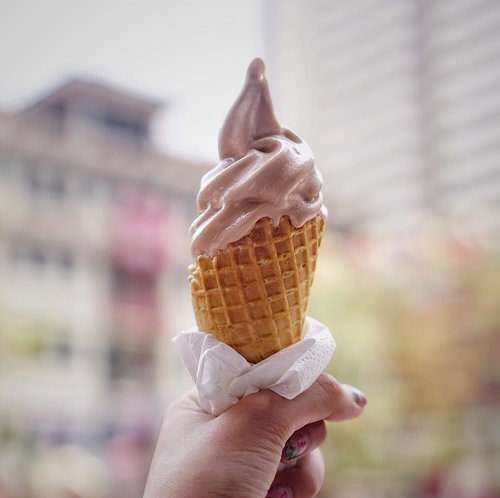 I'm sending u virtual Ice cream since it's hot there. Capek lari ya ? @steviiewong @shindyursula 😂 It's not chocolate but yeah... 😫 #lovechocolate #foreverchocolate #mariaistellainsg #clozetteid #besties #girls..........#icecream #ice #vanilla #chocolate #singapore #singaporeicecream #sky #day #tissue #waffle #vanillaicecream #chocolateicecream #blur #fixlens #f18 #35mm #sony #sonycamera #a5100 #actioncam