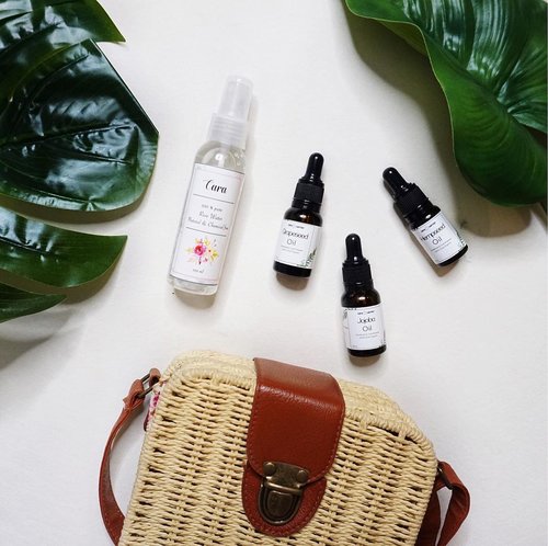 Hands down to these natural oils from @cara.carrier ! I’ve been using it as a primer and it sets my makeup beautifully ! It gives natural glow and healthy complexion to your skin~ JOIN MY GIVEAWAY and stand a chance to WIN your favorite natural oil and rose water from @cara.carrier ! (Scroll down to the giveaway video ! Or just click the link on my bio) ☝️ 💙 there will be 3 lucky winners for this giveaway~ and the winners will be announced on 20th of December on my instastory ! Stay tuned ! 💋🎄#earlyChristmasgift #christmas #naturaloil
.
.
.
.
.
.
.
.
.
.
.
.
.
.
.
.
.
@indobeautygram @bvlogger.id @indovidgram  #IVGbeauty #indobeautygram #indovidgram #beautymood #asianvlogger #clozetteid #makeup #makeupartist #mua #instamakeupartist #makeupporn #makeuppower #beautyaddict #eotd #makeuptutorial#wakeupandmakeup #hudabeauty #featuremuas #undiscovered_muas #beautyblogger #beautyvlogger #youtuber #indonesianyoutuber #beautyvideo #makeuptutorial #skincare @awesomemakeu.p @makeup_up #powerofmakeup @powerofmakeup @limitart