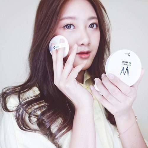 [Short Review] 
Today I'm gonna be talking about my new cushion W-Snow CC Cushion from @w.lab 
It has a typical spongy cushion
I like the applicator sponge, it does a great job of applying and blending the product. 
It has low to medium coverage, even full coverage without being cakey. 
It set to a dewy finish rather than matte.

And in my case, I have combination skin type, which is very annoying, sometimes it can get very oily, and super dry at the same time. 
Also, it has a weird cooling effect once you apply it on your skin, which is good awesome coz I'm living in a very hot country ❄

But this product makes my skin look amazing, so natural and healthy. Without being cakey.

I love the color, the color matches my skintone perfectly

Just like in korean drama, having a dewy and healthy looking skin is such a dream to every girls, right? 
Get the best price only at @charis_official 
Go to my shop https://hicharis.net/mariaistella96/12z or just simply click the link on my bio 💕

Let's join as #CHARISCELEB now and enjoy the benefits 😍

#더블유랩 #쿠션 #wlab #cushion #WSnowCCcushion #CHARIS #CHARISCELEB #K-BEAUTY #SEOUL #KOREA #stellasreview #clozetteid
.
.
.
.
.
#beautyblogger #beautycare #beautyqueen #beautyblog #makeupaddict #makeuplover #makeupforever #makeupbyme #makeupoftheday #makeupgeek #beautyguru #beautyproducts #beautytips #뷰티블로거 #셀카 #셀피