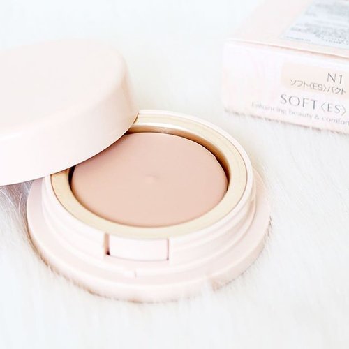 A unique beauty item I discovered lately. I usually have some full coverage base in case my face is being uncooperative and need more coverage. Covermark Soft <Es> Pact has a unique cream to powder texture and also can be used as concealer...Read my complete review on bit.ly/softespact..#MilkMochiReview #beautybloggerid #covermark #covermarkid #fdbeauty #beautybloggerid #beautybloggerindonesia #whywhiteworks #ClozetteID