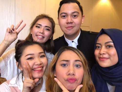 Yeay, together with @chandraliow we-fie 💖
Hadeh he's the one and only cowo ganteng di foto ini. 😂😂😂
Hope can meet you again 💖
-
-
-
#tim2one #chandraliow #beautybound #beautyboundasia #gapapajelekyangpentingsombong #beautyvlogger #beautycreator #beautyblogger #medanbeautyblogger #medanbeautygram #ClozetteID #skii #asiannexttopbeautycreator