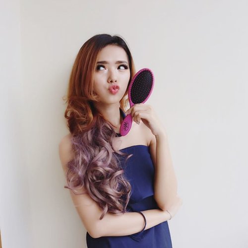 You can proof your love by showing how much you care. If you love your hair, you need to take care of it. So I recommend you to using this @thewetbrushindonesia hairbrush because its make your hair healthy and hair fall problem became much lesser. -
-
-
#potd #ootd #indonesianbeautyblogger #indobeautycreator #indobeautygram #beautytips #ClozetteID #medanizm #medanvidgram #medanbeautygram #medanbeautyblogger #vsco #vscocam #endorsement #endorse #endorsebrancyflorencia #endorser #bloggermedan #bloggerperempuan  #bloggerperempuan #perempuanblogger #medanvidgram #mvgbeauty #awkarin #anyageraldine