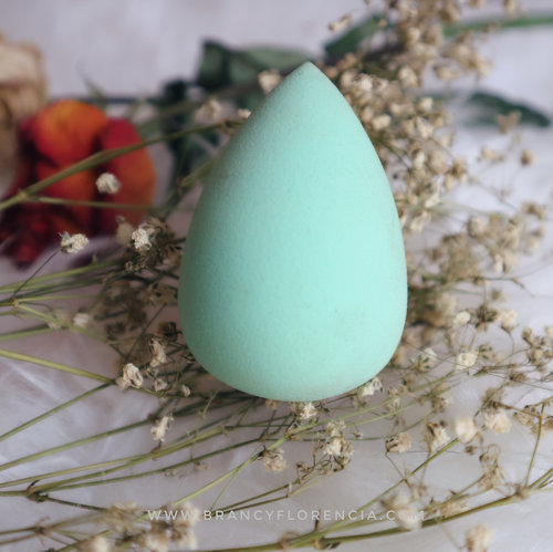 No no, ini bukan telur #lahh
-
BETTER BEAUTY BLENDER from @madformakeup.co 💕
-
I've recommend this to all of my friends and they all like it. Its so squishy and the color are cute 💕 Plus so afforable!
-
Cek my last video post to see how squishy this better beauty blender! -
#madformakeup #clozetteid #beautynesiamember #beautychannel #indobeautygram #beautyblogger #cchannel