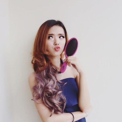 You can proof your love by showing how much you care. If you love your hair, you need to take care of it. So I recommend you to using this @thewetbrushindonesia hairbrush because its make your hair healthy and hair fall problem became much lesser. -
-
-
#potd #ootd #indonesianbeautyblogger #indobeautycreator #indobeautygram #beautytips #ClozetteID #medanizm #medanvidgram #medanbeautygram #medanbeautyblogger #vsco #vscocam #endorsement #endorse #endorsebrancyflorencia #endorser #bloggermedan #bloggerperempuan  #bloggerperempuan #perempuanblogger #medanvidgram #mvgbeauty #awkarin #anyageraldine