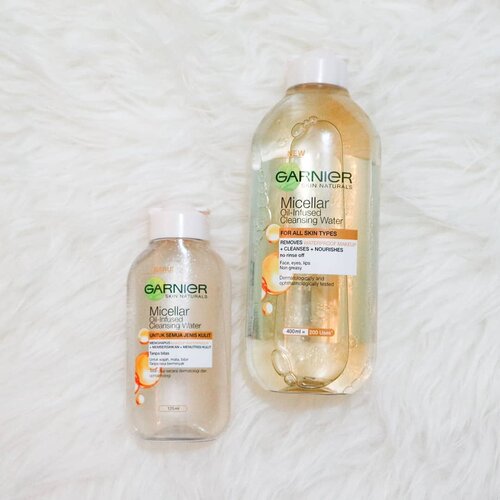 Siapa yang tak kenal produk Garnier Micellar Oil-Infused Cleansing Water? Aku adalah salah satu penggemar beratnya, entah sudah berapa kali tak terhitung aku repurchase micellar water ini.Garnier Micellar Oil-Infused Cleansing Water adalah pembersih wajah all-in-one untuk semua jenis kulit yang diklaim punya kandungan micelles untuk membersihkan makeup waterproof dan minyak argan untuk menutrisi kulit. Produk ini dikemas dalam botol plastik bening dengan tutup fliptop putih yang tersedia dalam dua ukuran. Bagi kalian yang butuh kemasan praktis untuk dibawa travelling bisa pakai ukuran 125 ml, sementara untuk digunakan sehari-hari bisa pakai ukuran 400 ml agar lebih hemat. Secara keseluruhan, produk ini termasuk paraben free, sulfate free, dan alcohol free. Sekitar 60% bahannya aman digunakan, sisanya masuk kategori bahan yang cukup bahaya, seperti Benzyl Alcohol, Benzyl Salicylate, Geraniol, Limonene, Linalool, yang bisa menyebabkan reaksi alergi bagi kalian yang tidak cocok dengan bahan itu. Bagusnya, produk ini tidak punya bahan yang bisa menyumbat pori-pori dan membuat kulit kering/iritasi.Pembersih wajah ini terdiri dari dua fase, micellar water berwarna bening dan minyak berwarna kuning yang ada di lapisan atas, jadi perlu dikocok dulu sebelum digunakan. Produk ini punya bau khas Garnier yang menurutku menyegarkan dan tidak menggangu. Menurutku, sejauh ini Garnier Micellar Oil-Infused Cleansing Water nyaman saat digunakan, apalagi tidak membuat wajah oily ku terasa berminyak atau lengket. Dan memang terbukti bisa membersihkan wajah dari kotoran dan makeup waterproof sekalipun secara praktis. Biasanya aku butuh 1-2 kapas untuk membersihkan makeup sehari-hari mulai dari cushion/foundation tipis, blush on, alis, dan lipstick, tapi tentu saja ini tergantung tebal makeup yang dipakai.Yang paling penting, micellar water ini juga tidak menimbulkan jerawat atau komedo di wajah ku.⭐ Rating : 4.25/5#garinisme #garinisfavproduct #garnier #micellarwater #reviewbygarinisme #beautybloggerindonesia #indonesiabeautyblogger #jbbfeatured #clozetteid #skincarereview #skincarereviewindonesia