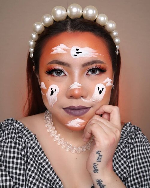 👻GHOSTS🎃HALLOWEEN CHALLENGE DAY 17/31🎃 #31daysofhalloween 🎃🖤 #HALLOWEENWITHFLOVIVI 🖤.Produk :• Cushion @marshwillow.official• Facepaint @officialsnazaroo• Eyeshadow @ucanbemakeup Spotlight Palette• Lip @maybelline Superstay Matte Ink - Huntress• Highlighter @luxcrime_id Milky Way..Inspo @juztintiu#halloween #halloween2020 #flovivi #clozetteID #cchannel #cchannelid